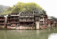（湖南4日）天门山玻璃栈道•大峡谷玻璃桥•溪布街•湘西老腔•苗寨• 凤凰古城四天纯玩团