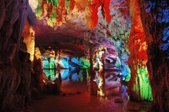 ＜连州3日＞千年瑶寨、万山朝王千军峰林 住《英德栖湖大酒店》、国家5A景区-连州地下河、打卡网红红山村油菜花海、清远笔架山溯溪探险、纯玩3天