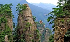 ＜湖南4日＞【王者盛宴 五星纯玩】国家森林公园•大峡谷玻璃桥•溪布街•墨戎苗寨• 花海•凤凰古城4天纯玩团